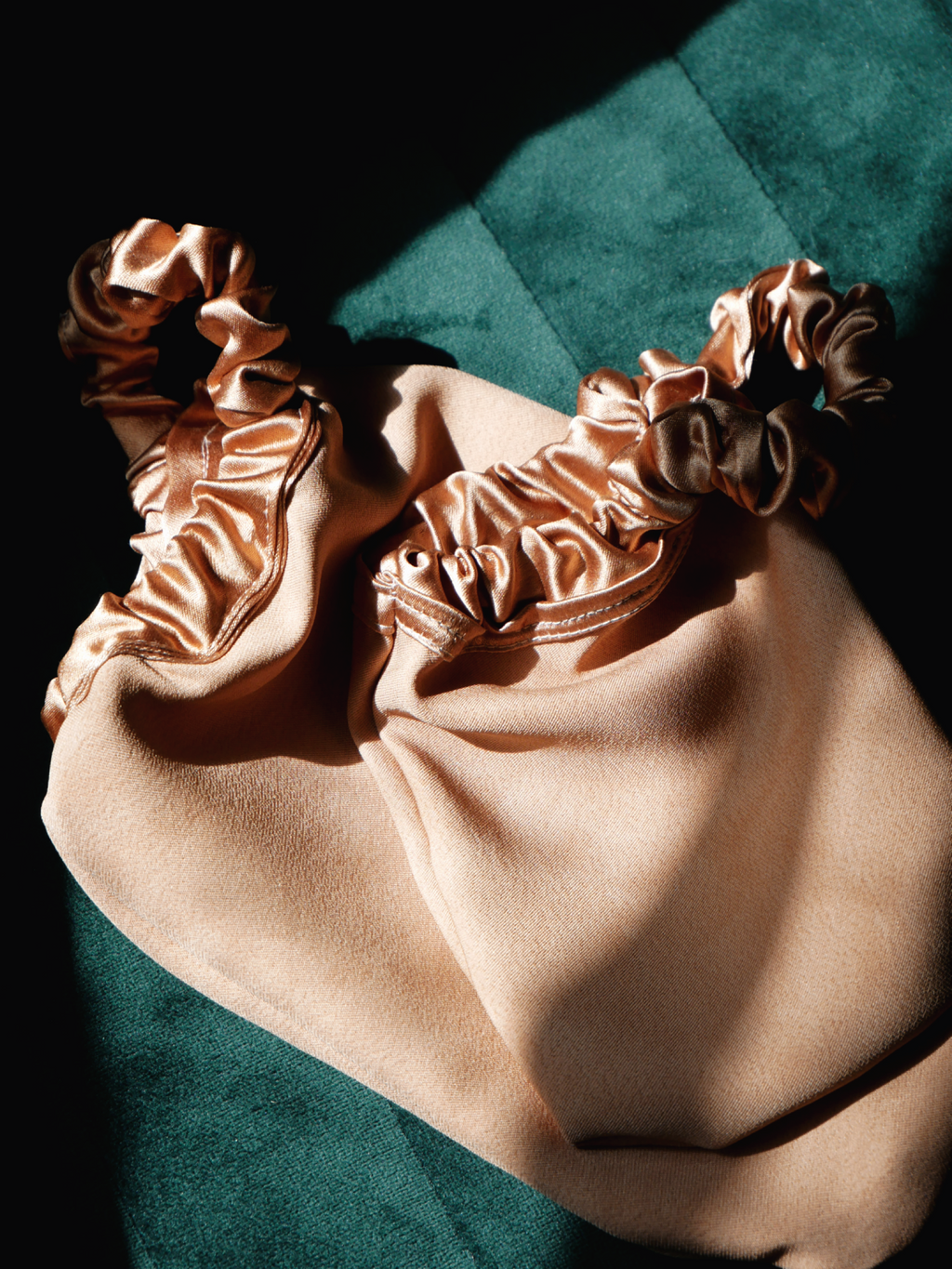 Silk Bun auf dunkelgrünem Hintergrund