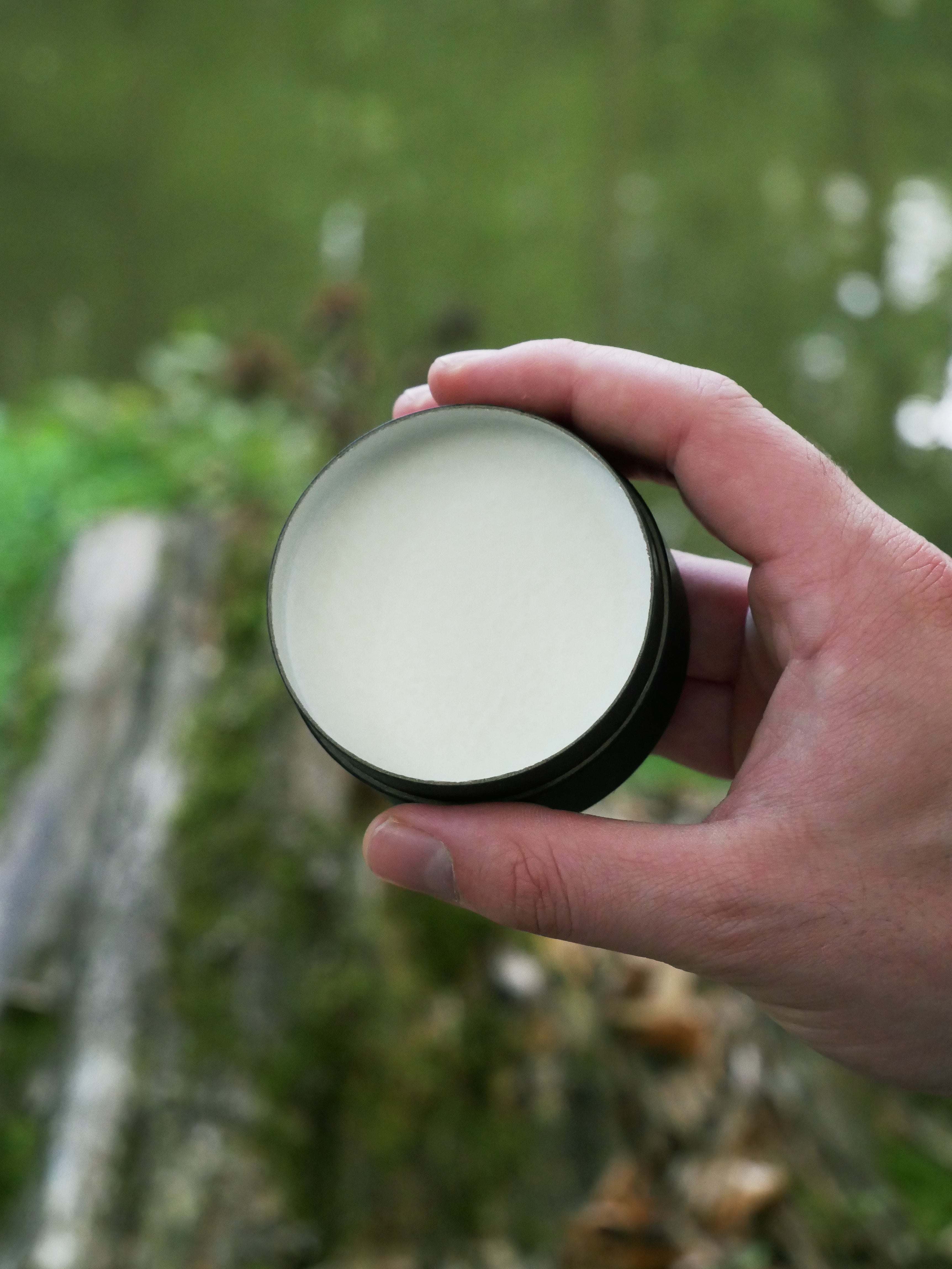 bio-deocreme-für-empfindliche-achseln-in-hand-gehalten