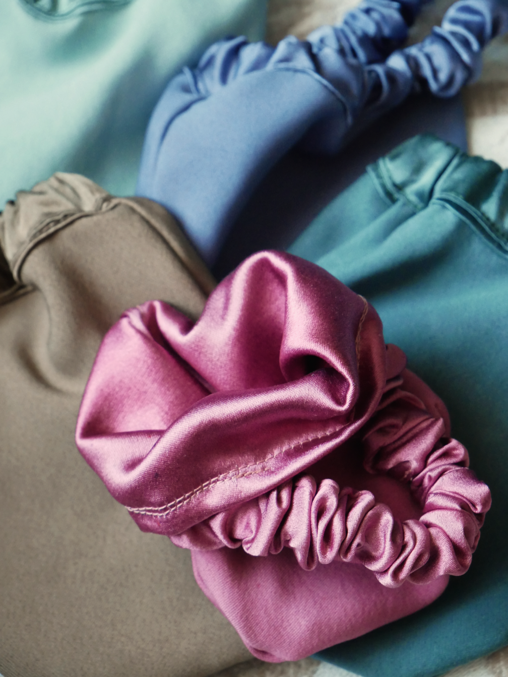 Seiden-Bun für die Nacht aus Ahimsa Seide – 40 Momme mit integriertem Scrunchie | SILKZzz