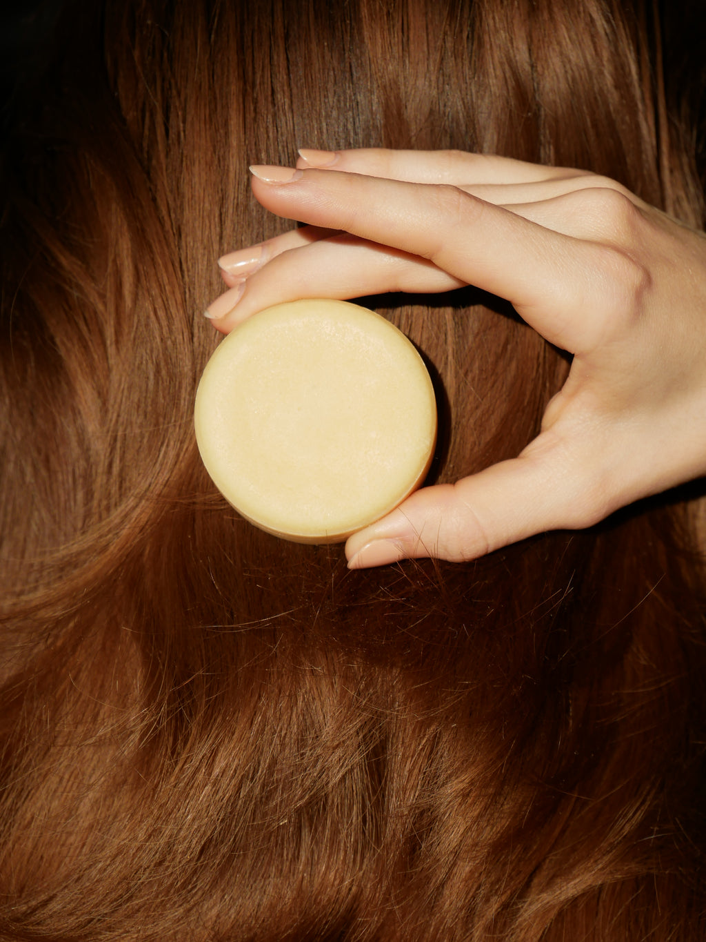 fester-conditionerbar-feiner-fritz-nachhaltige-haarpflege-aus-deutschland-liegend-auf-braunen-haaren