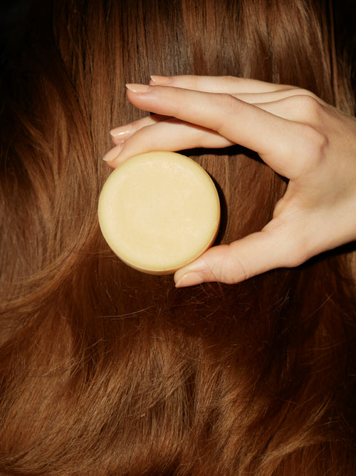 fester-conditionerbar-feiner-fritz-nachhaltige-haarpflege-aus-deutschland-liegend-auf-braunen-haaren