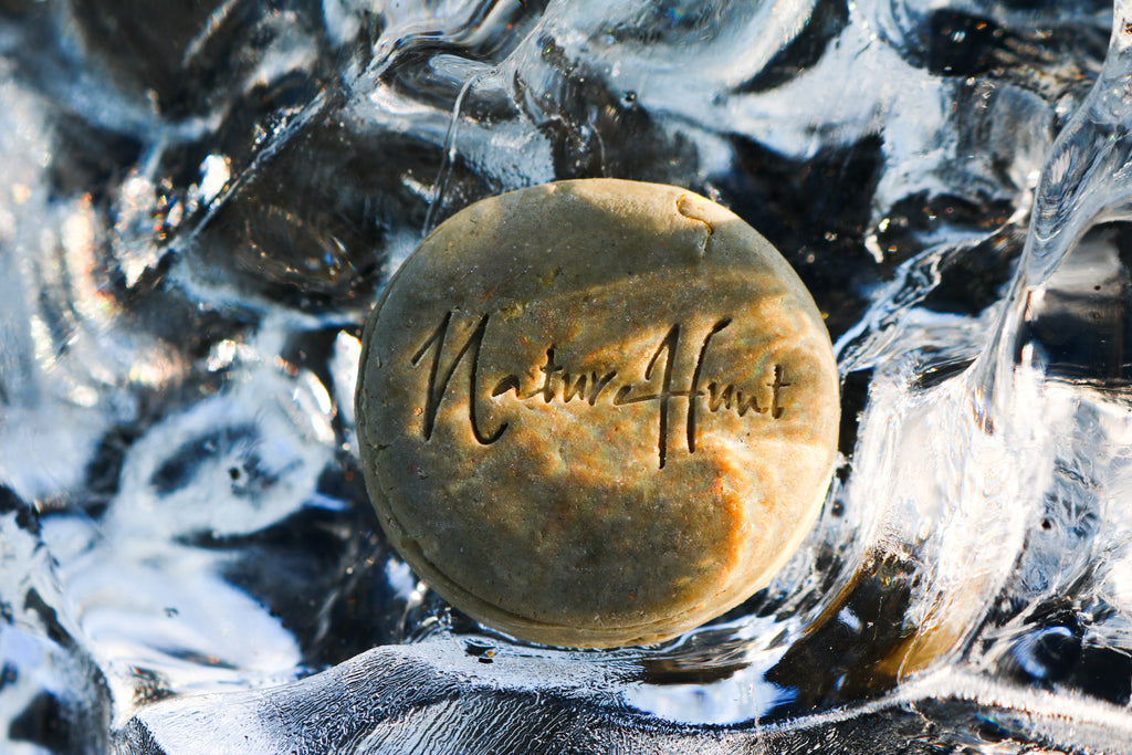 festes-shampoo-dirty-dorothy-für-empfindliche-kopfhaut-liegend-auf-eis