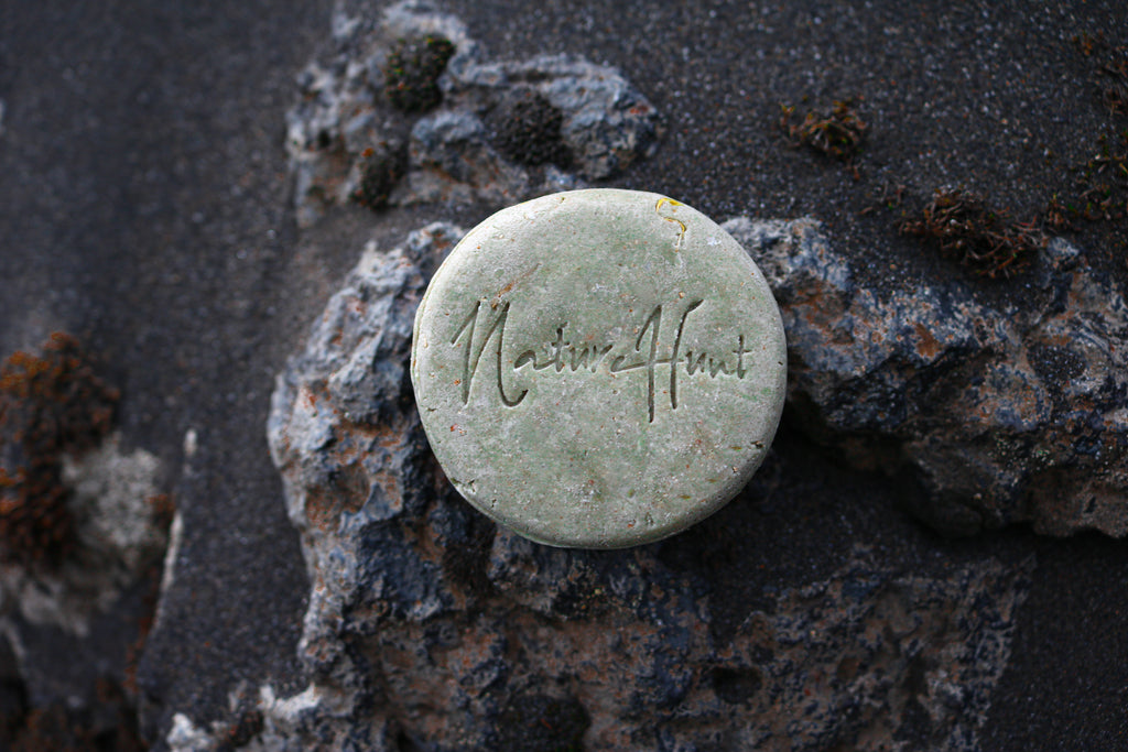 festes-shampoo-dirty-dorothy-für-fettige-kopfhaut-auf-stein-liegend