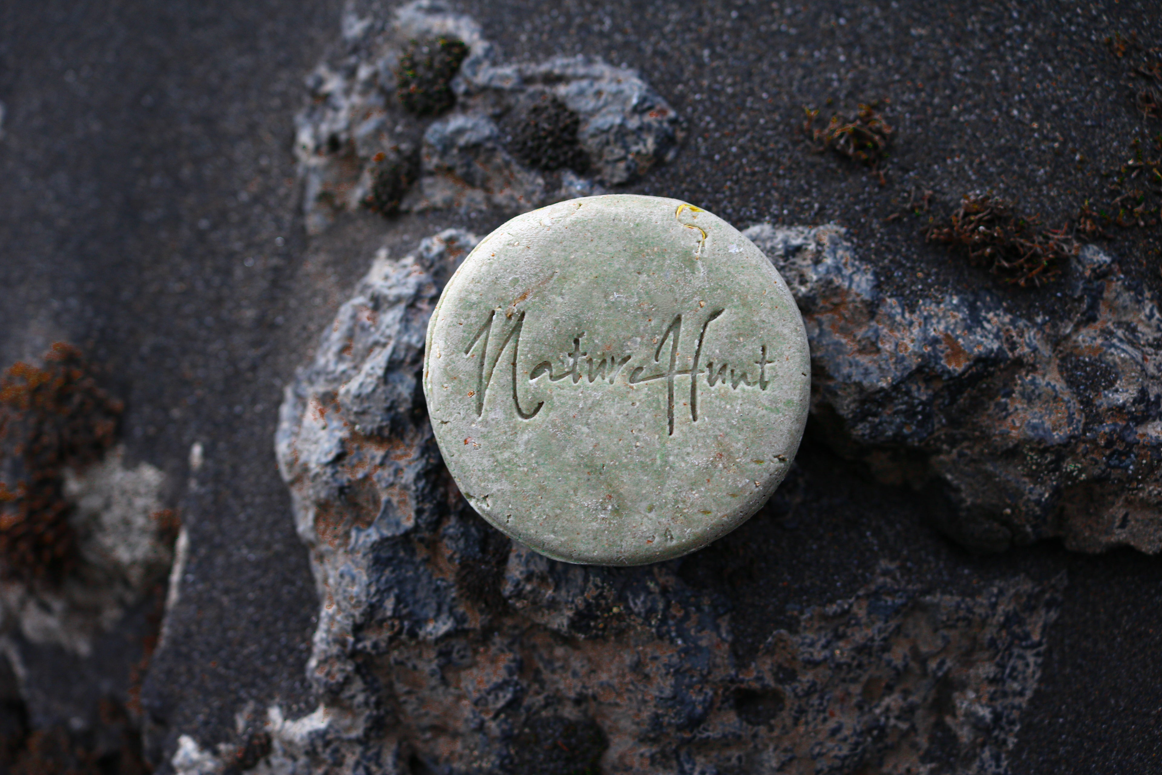 festes-shampoo-dirty-dorothy-für-fettige-kopfhaut-auf-stein-liegend