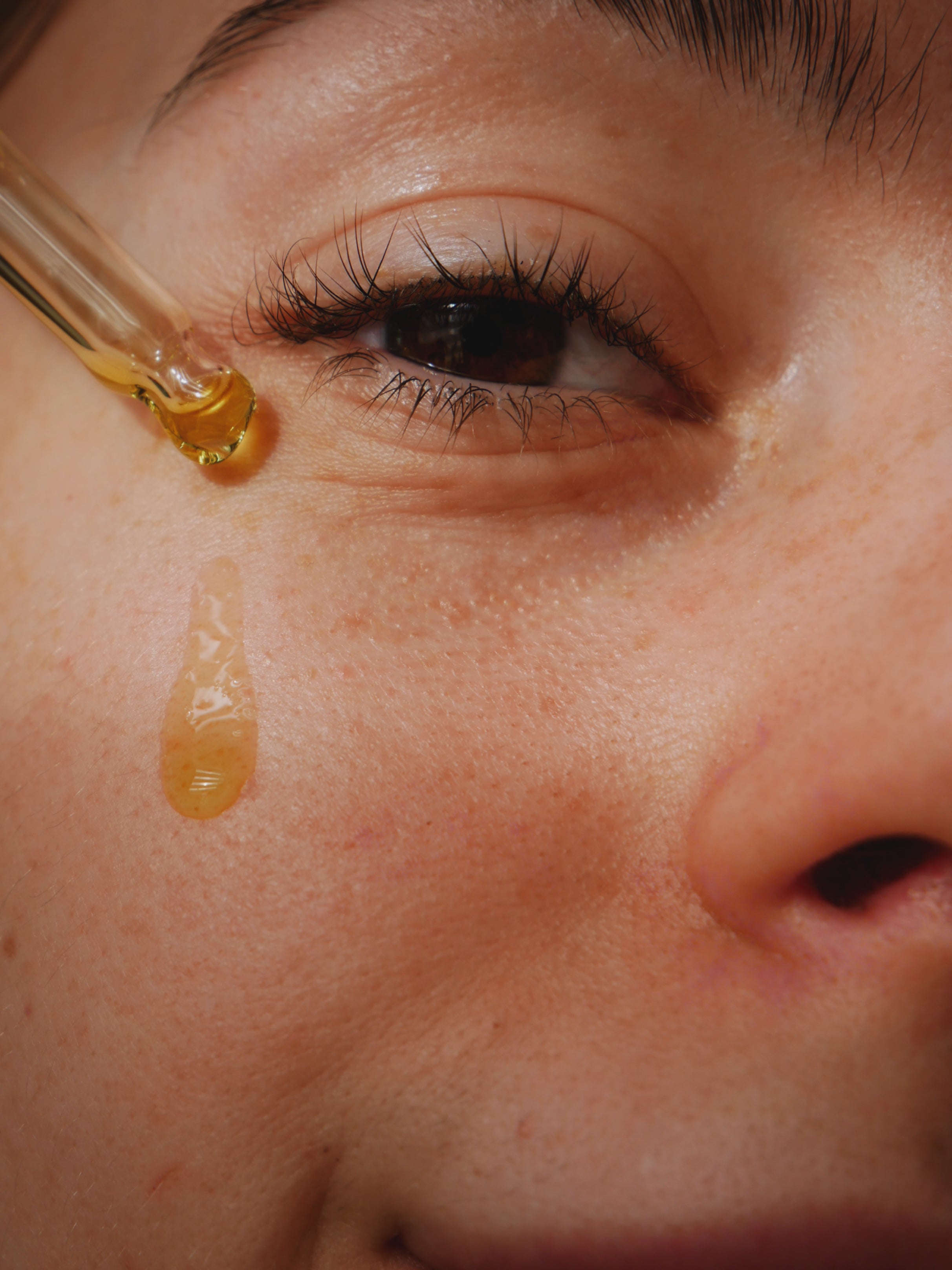 Pflegeöl-mit-Brokkolisamenöl-für-Haut-und-Kopfhaut-aufgetragen-auf-gesicht