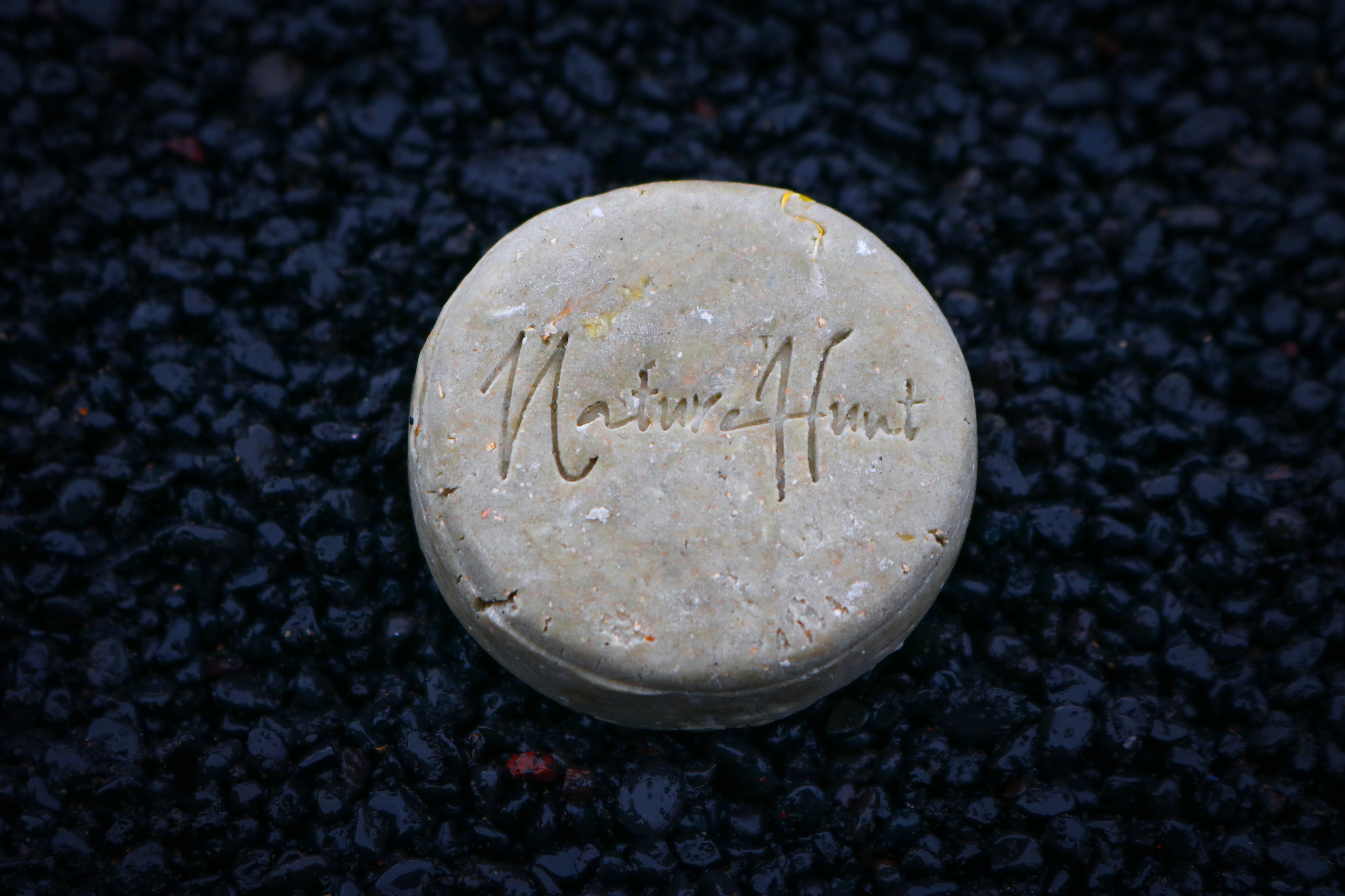 shampoobar-dirty-dorothy-auf-schwarzen-lavasteinen