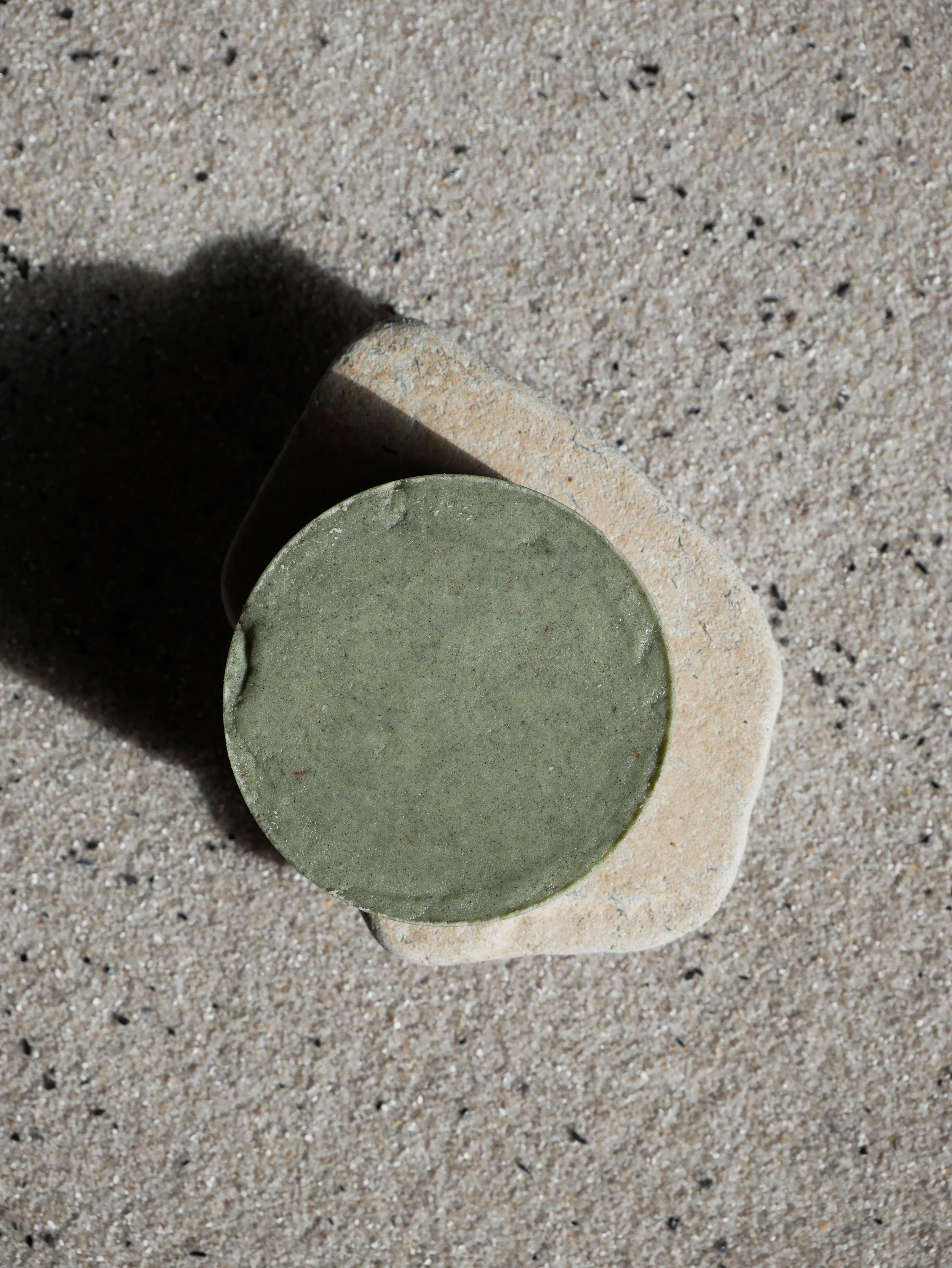 Shampoobar-Milde-hilde-liegend-auf-stein-und-sand