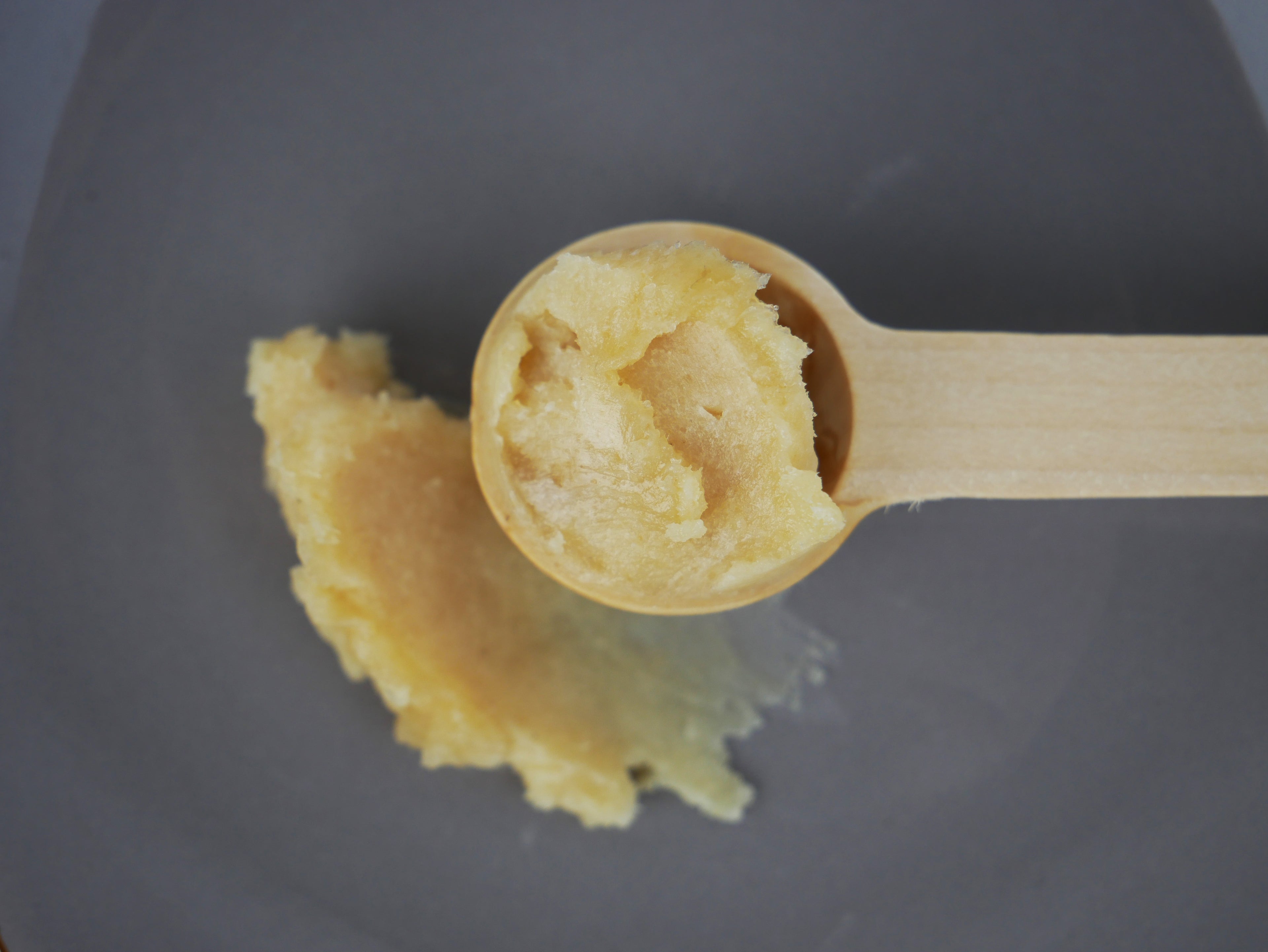 vegane-haarmaske-mit-rizinusöl-für-gesundes-haarwachstum-in-bambuslöffel