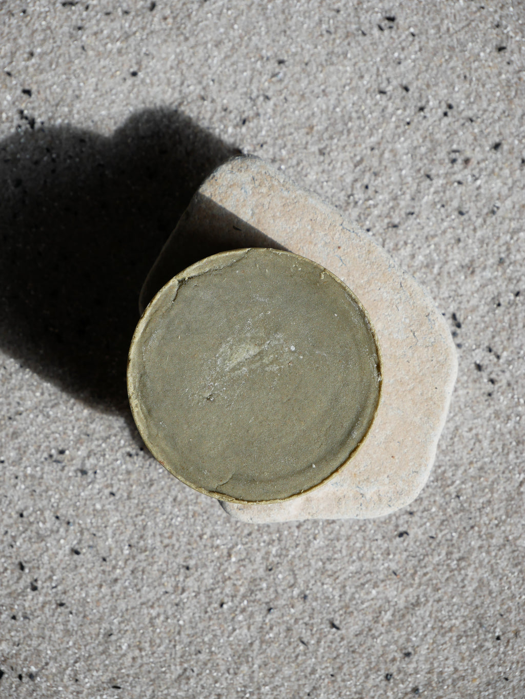 festes-shampoo-dirty-dorothy-auf-stein-und-sand